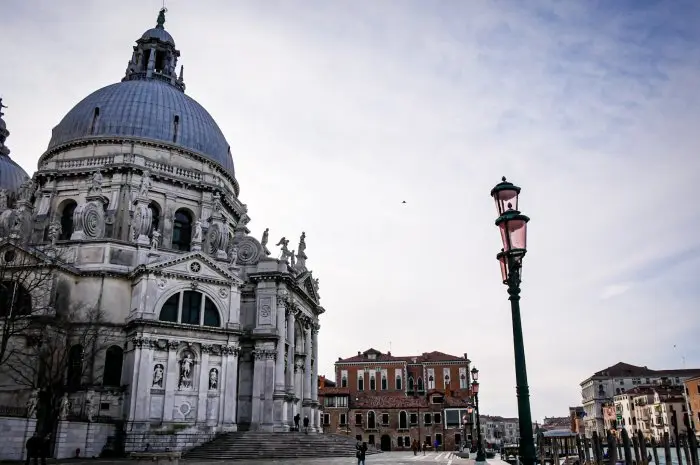 Santa Maria della Salute, Ikon Barok Venesia dan Sejarah Wabah Mematikan